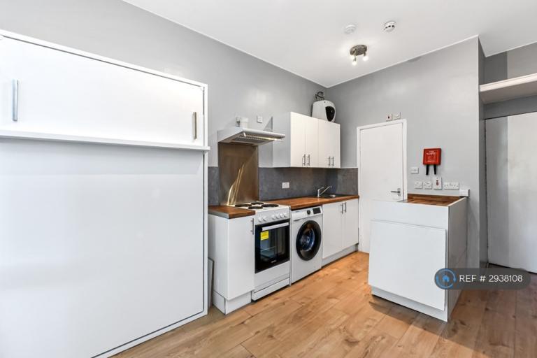 Studio flat in Hillfield Avenue, London, N8 (#2938108)