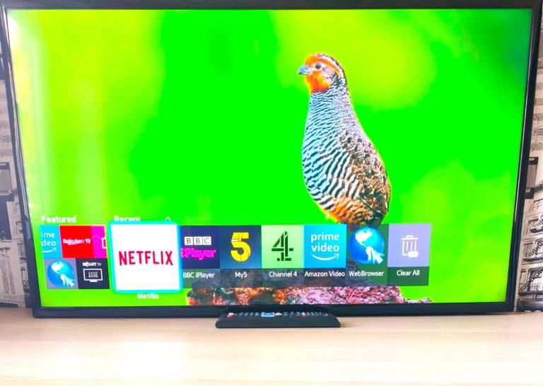 Samsung 42" inch Full HD 1080p LED Smart TV Freeview HD WiFi 3x HDMI with Remote UE42F5500AKXXU