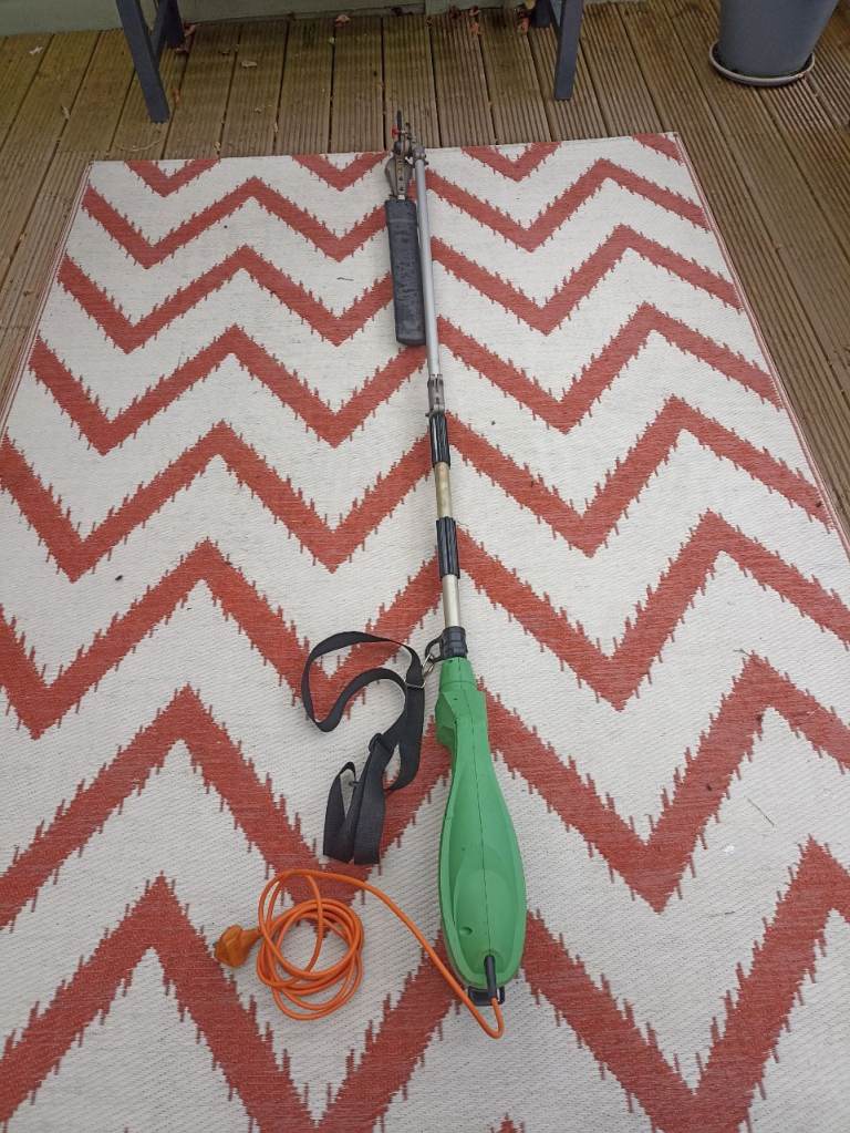 LONG REACH ELECTRIC HEDGE TRIMMER..