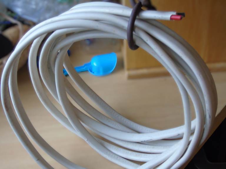 3.5m of 30amp Twin and Earth Mains cable in old colours (Black / Red) 