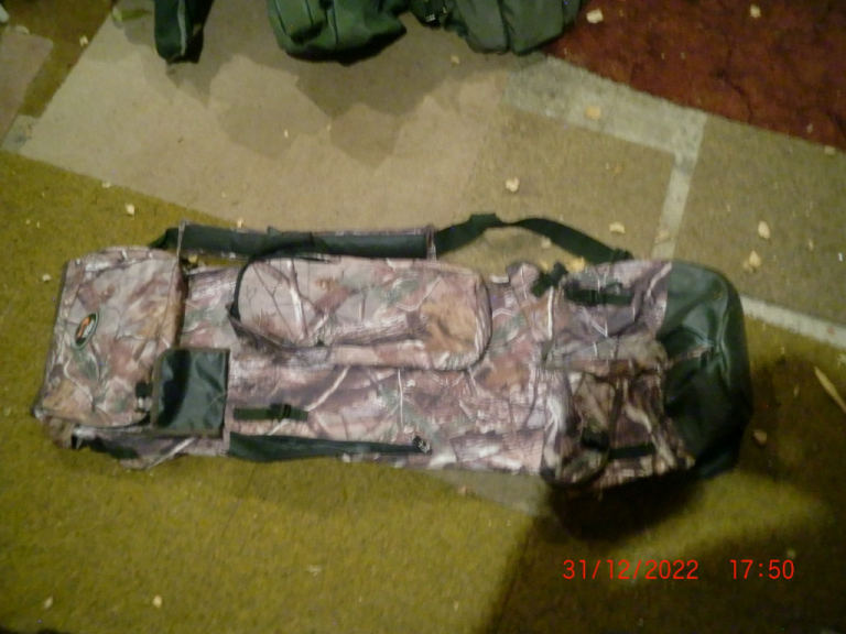 REDUCED-PIKE / CARP – CAMO T.F.G. QUIVER,  4 ROD,  INC. HANDLE & ADJ. SHOULDER STRAP. 