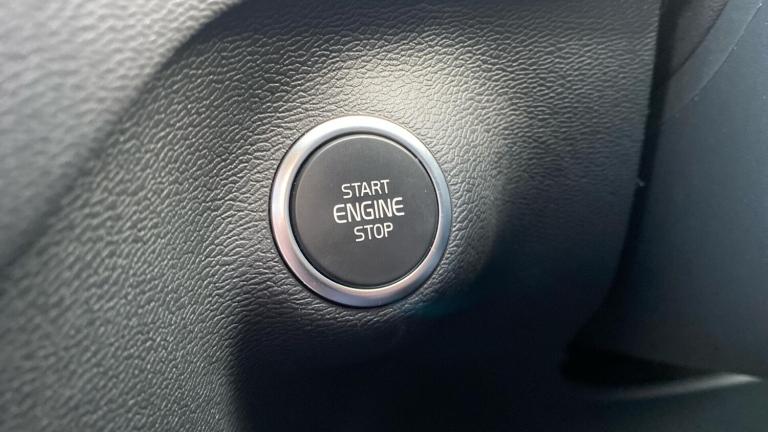 2024 Volvo XC40 2.0 B3 MHEV Ultra Bright SUV 5dr Petrol Hybrid DCT Auto Euro 6 (s/s) (163 p ESTAT...