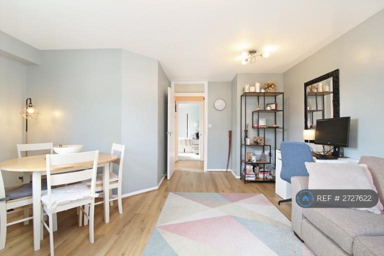 1 bedroom flat in Abbey Parade, London, SW19 (1 bed) (#2727622)