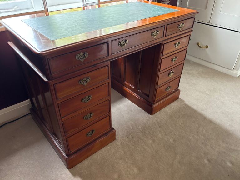 Traditional desk with drawers
