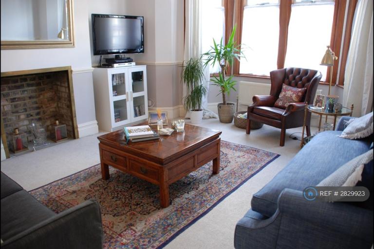 1 bedroom flat in Palmers Green, London, N13 (1 bed) (#2829923)