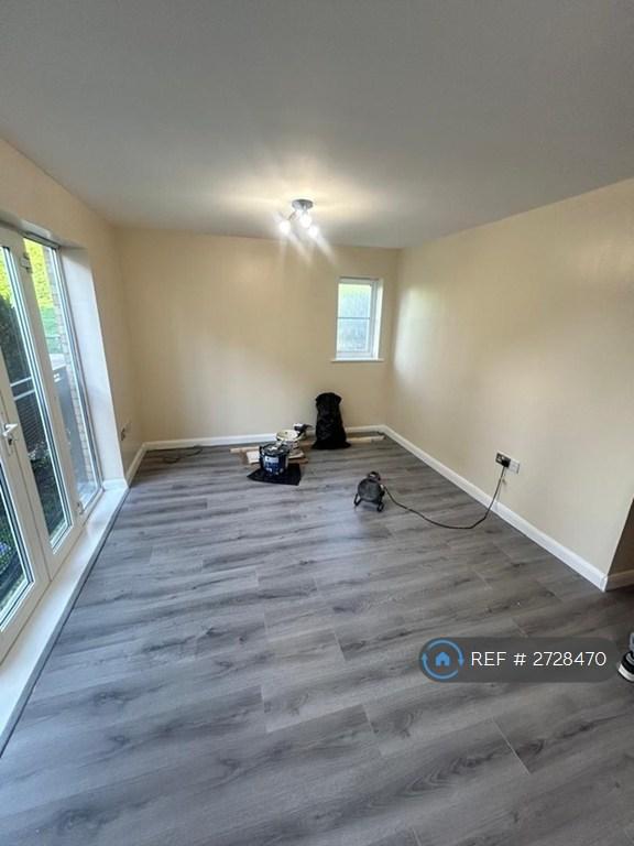 2 bedroom flat in Hillview Drive, London, SE28 (2 bed) (#2728470)