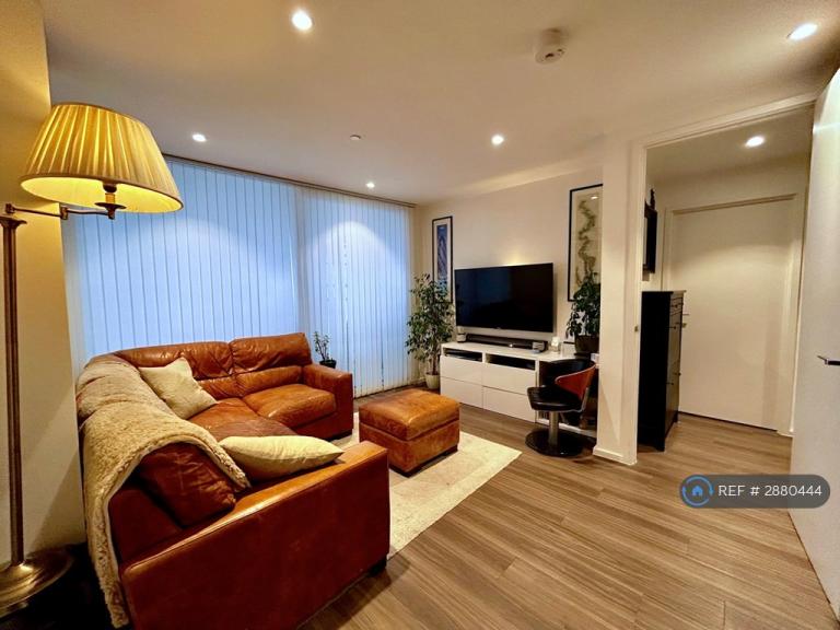 1 bedroom flat in Buckhold Road, London, SW18 (1 bed) (#2880444)