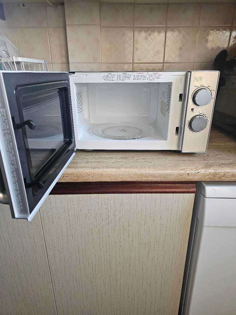 Goodmans 700w Microwave Oven