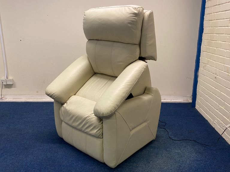 DFS leather riser recliner (🚚delivery available 🚚
