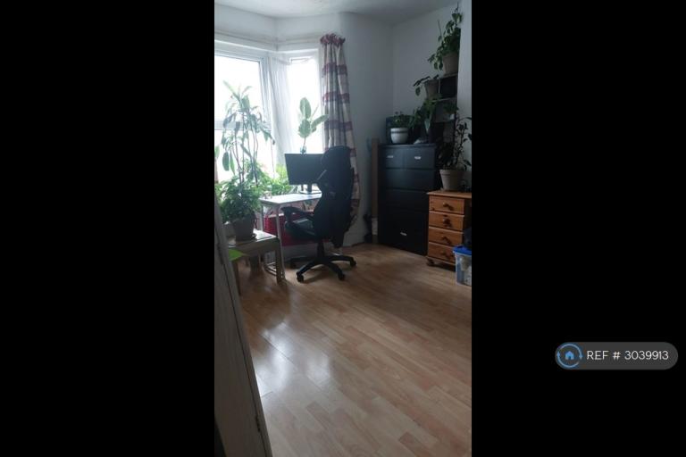 2 bedroom flat in Ling Road, London, E16 (2 bed) (#3039913)