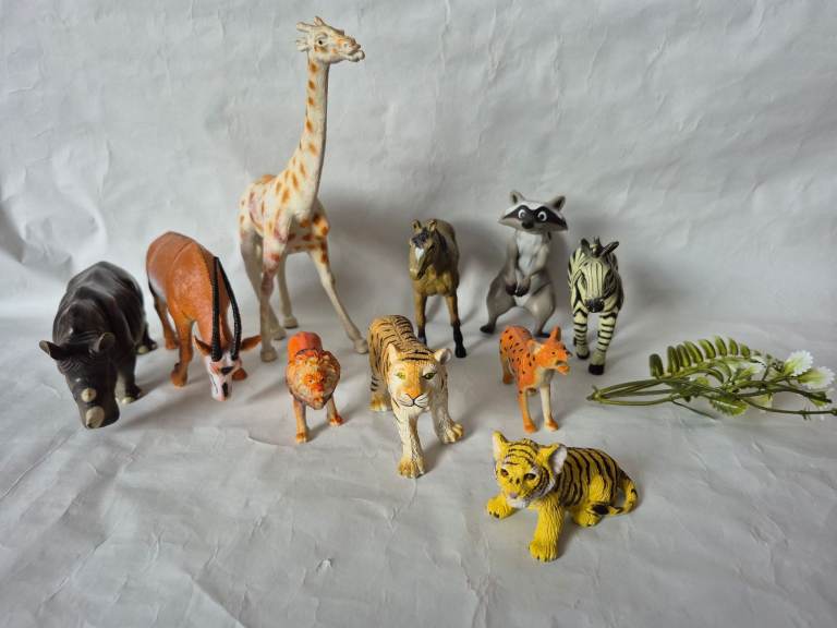 Bundle of wild animal toys 