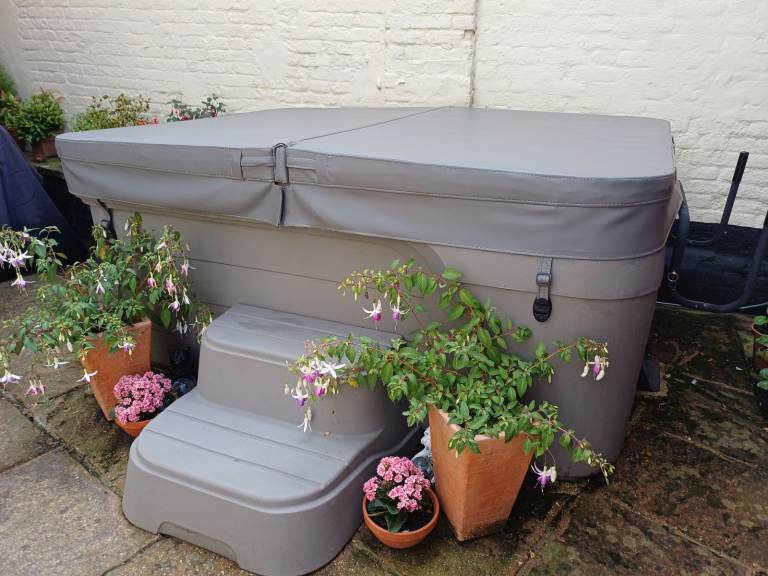 Freeflow Azure Hot-tub