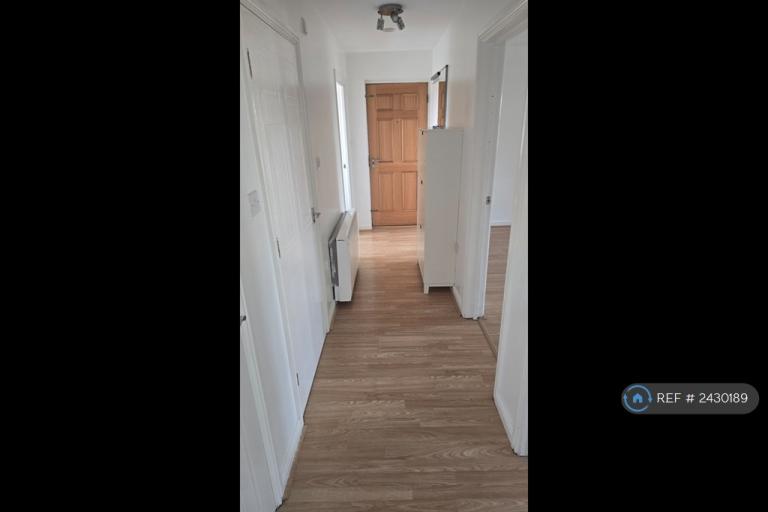 2 bedroom flat in Birchdene Drive, London, SE28 (2 bed) (#2430189)