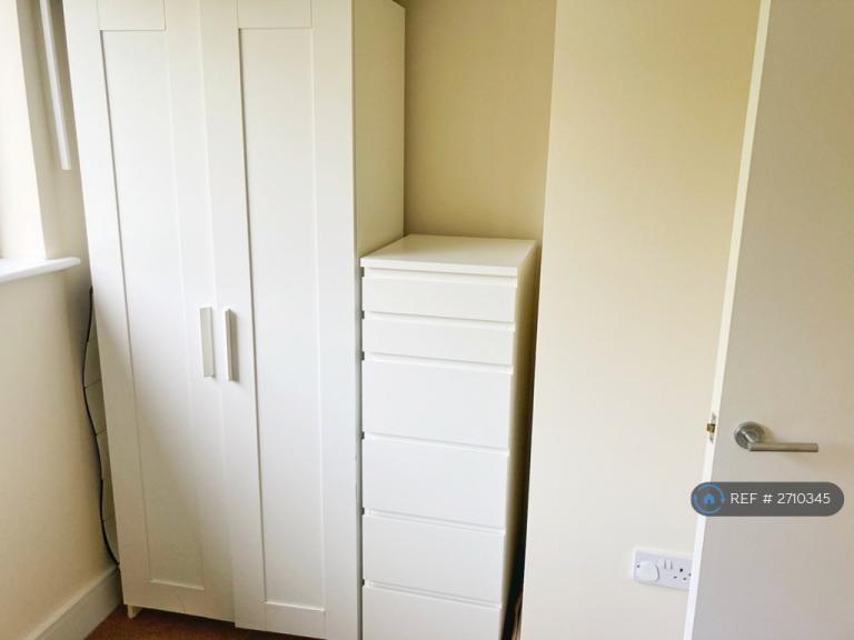 2 bedroom flat in Tower Bridge Road, London, SE1 (2 bed) (#2710345)