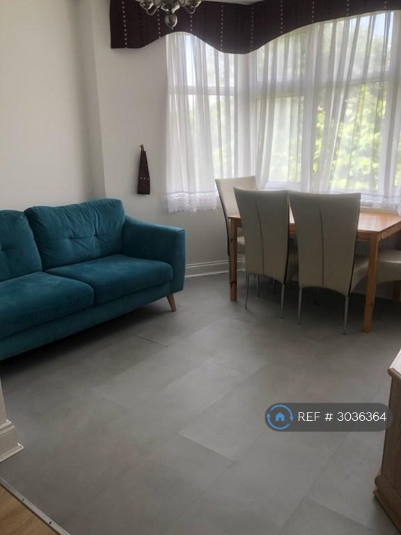 2 bedroom flat in Powys Lane, London, N13 (2 bed) (#3036364)