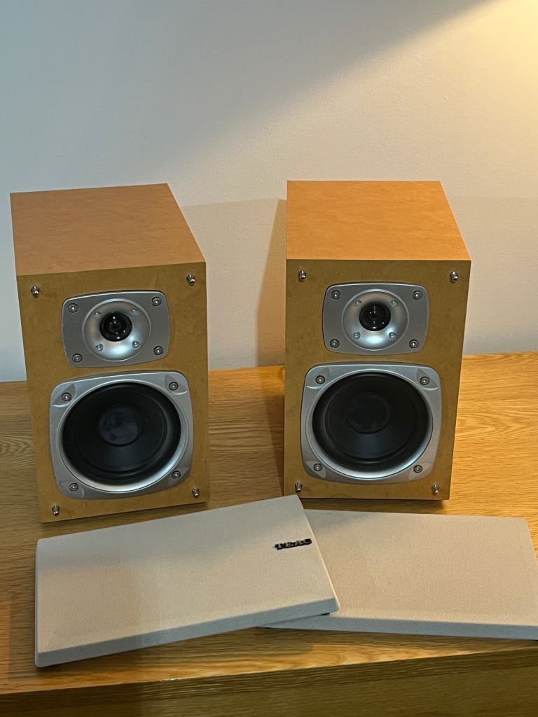 Pair of Teac bookshelf speakers, 60W. Mini system stereo speakers 