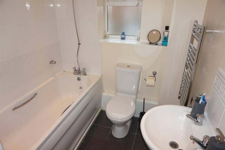 Property at B91 3DE, walking distance to city centre, Tudor grange academy catchment, parking.