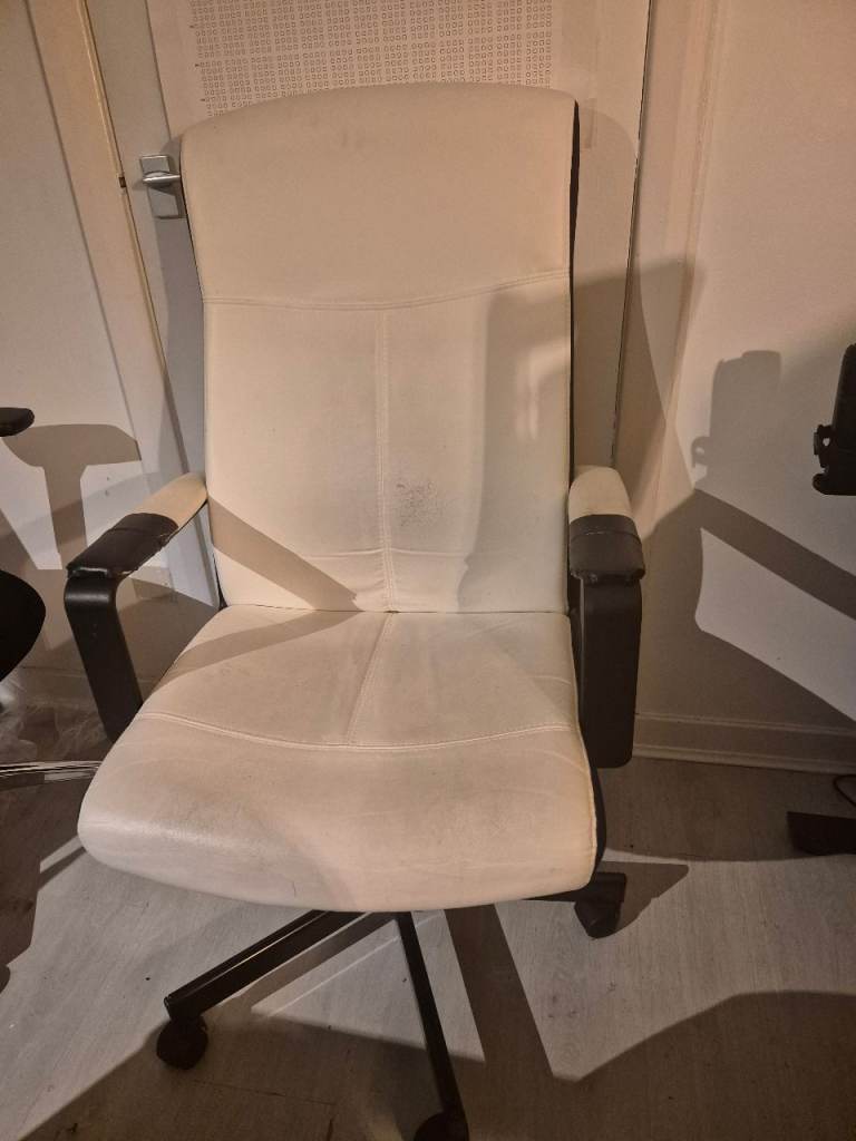 White Office Chair – Comfortable – Good Condition