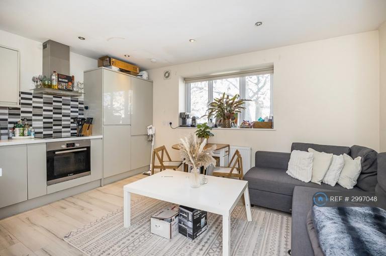 3 bedroom flat in Lower Road, London, SE16 (3 bed) (#2997048)
