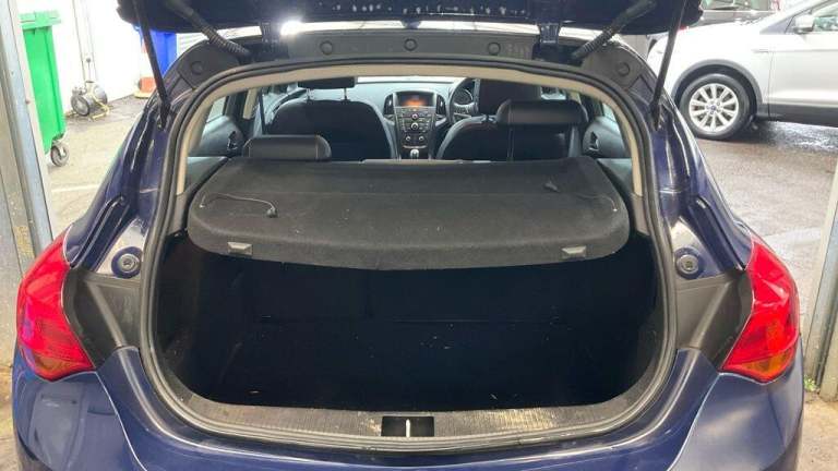 2012 Vauxhall Astra 1.6i 16V Active 5dr HATCHBACK PETROL Manual
