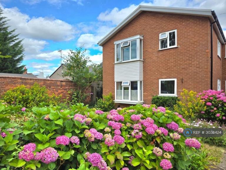 2 bedroom flat in Whites Row, Kenilworth, CV8 (2 bed) (#3038424)