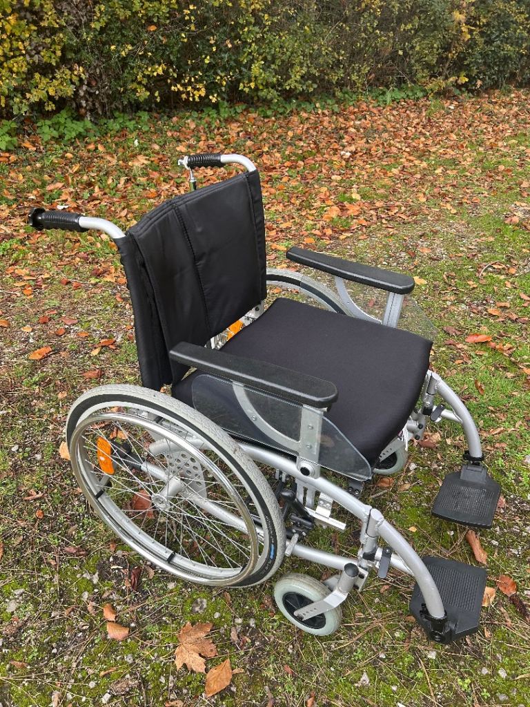 Self propelling wheelchair