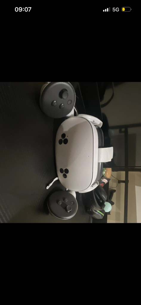 Oculus Quest 3 Headset with Controllers – Good Condition