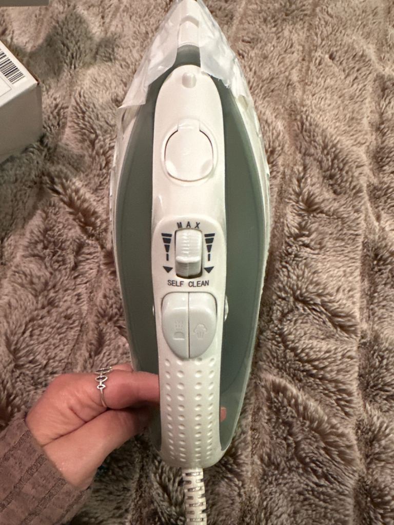 Lervia steam iron KH 1281 
