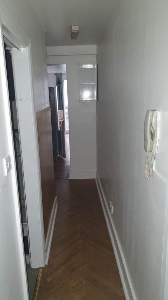 Stylish 1 Bedroom Ground Floor Flat with Private Garden, Cellar & Excellent Transport Links