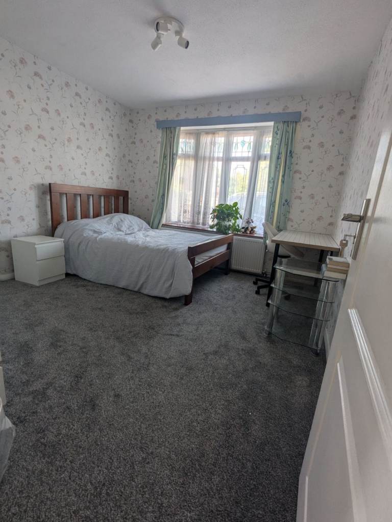Spacious & Cosy Double Room For Rent AT CM2 9RT