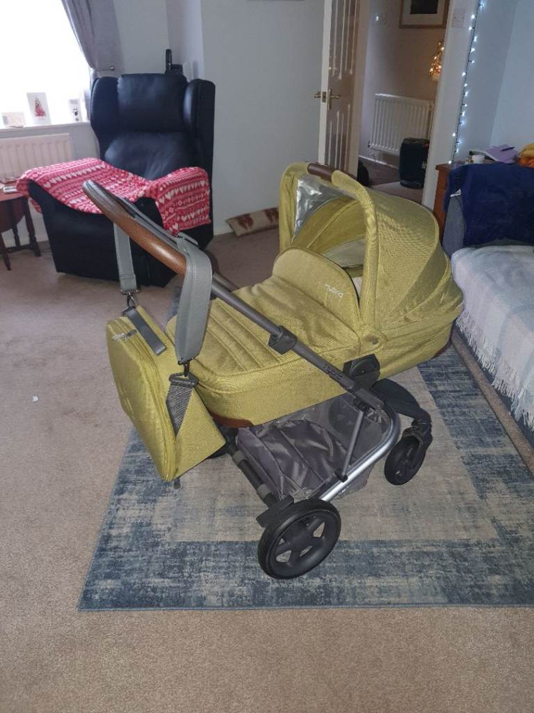 Hybrid pushchair/pram with accessories