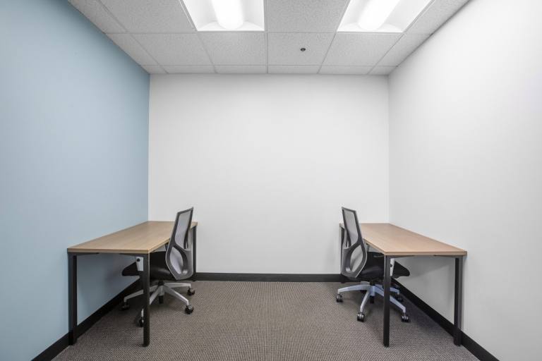 Uxbridge - UB10 0FD \ Move-In Ready Office for 3 Workstations