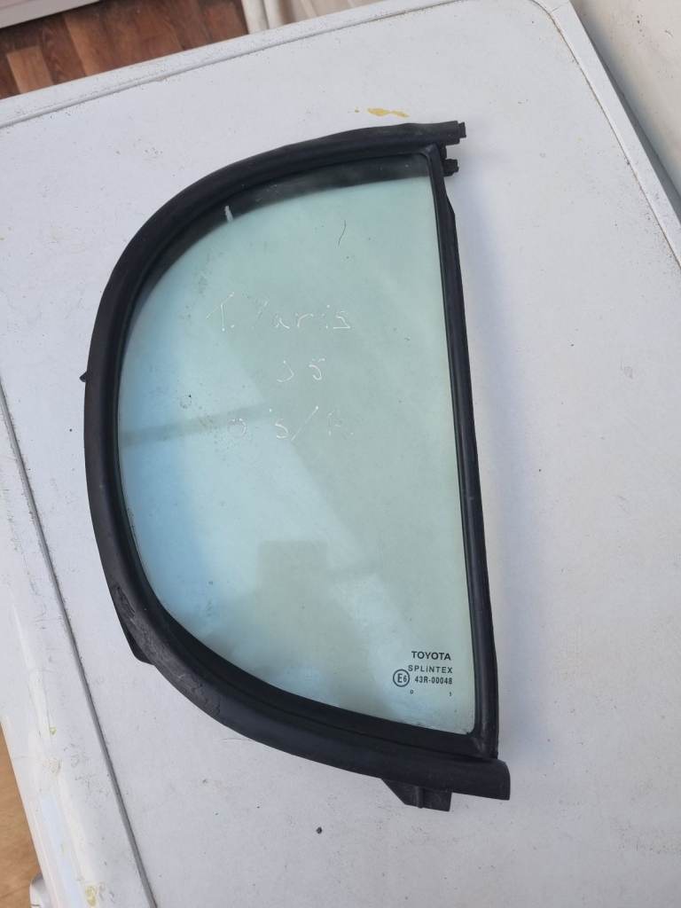 Toyota yaris mk1 quarter glass 