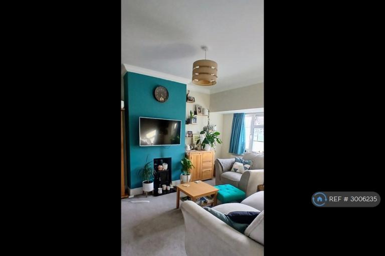 2 bedroom flat in Station Avenue, Epsom, KT19 (2 bed) (#3006235)