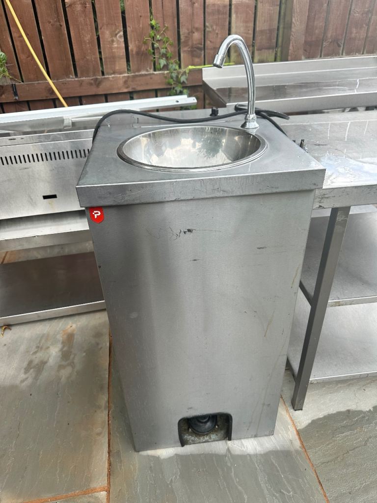 Full Catering Setup: Heittox Gas Bain-Marie, Parry Heated Sink & 3 Prep Tables