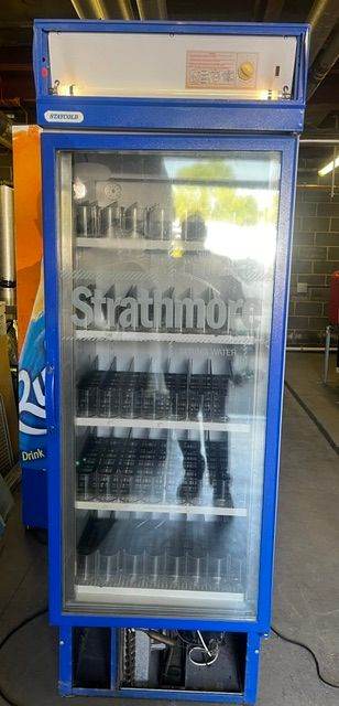 STAYCOLD DRINKS COMMERCIAL DISPLAY UPRIGHT CHILLER IN EXCELLENT WORKING CONDITION.