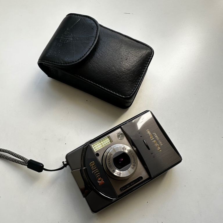 Konica Digital Revio KD-500Z digital camera. Point and shoot.