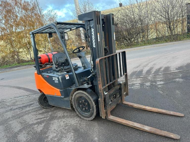 DOOSAN G25E-5 2015 TRIPLEX FORKLIFT
