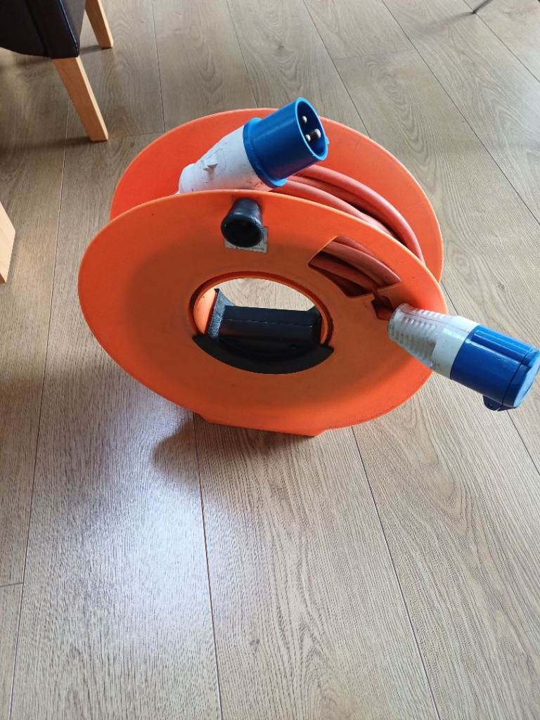 Caravan electric hook up cable
