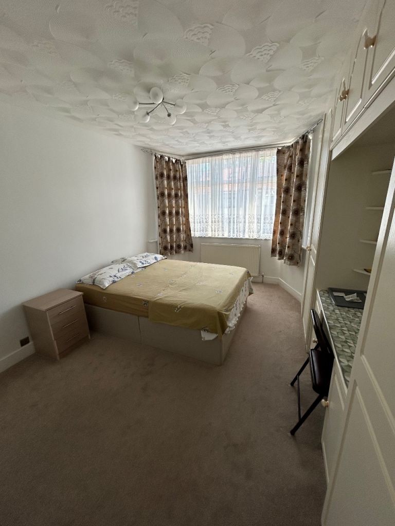 Master bedroom to rent
