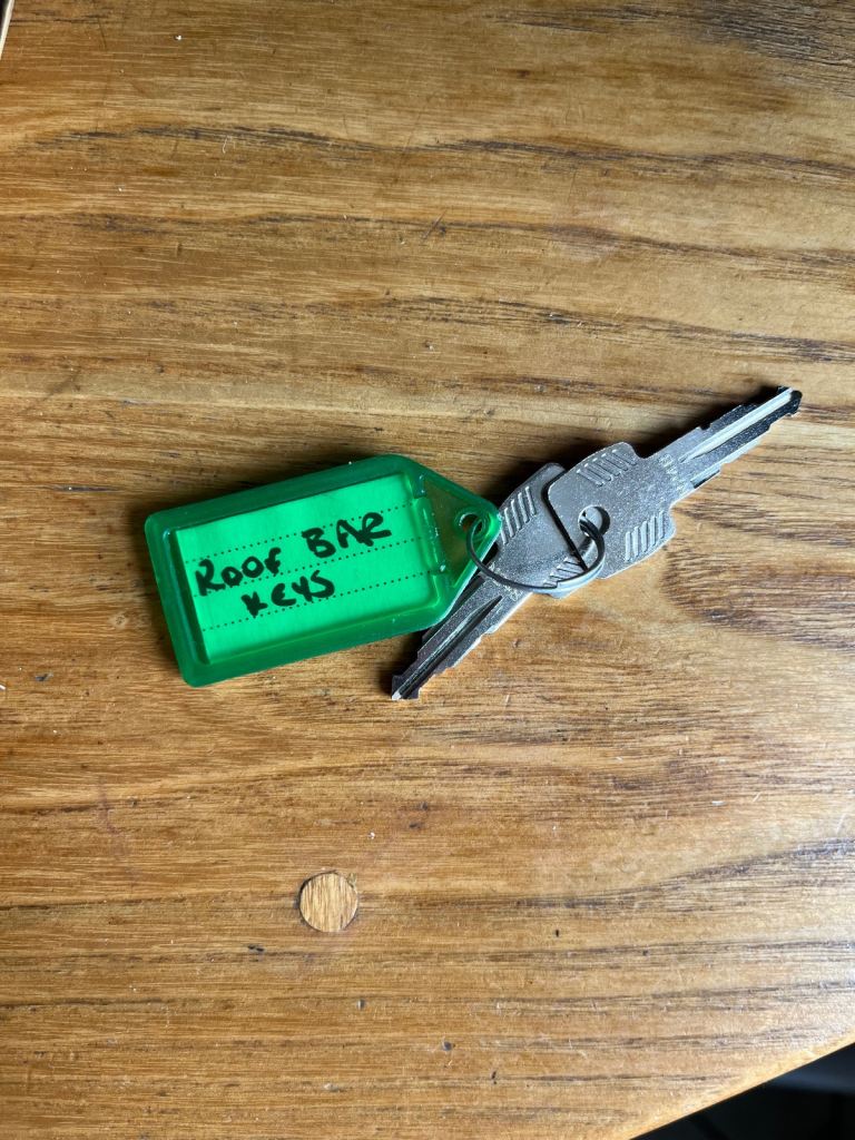 Honda Jazz Thule Roof Bars 7105 with keys