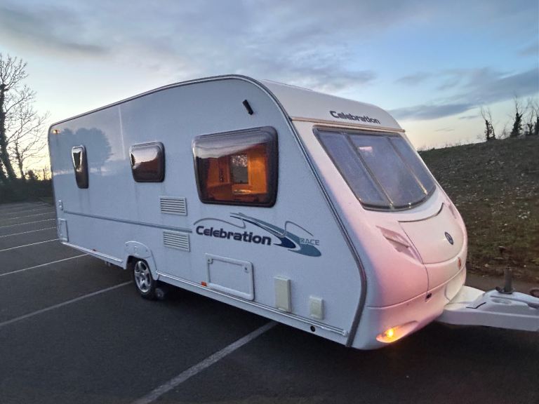 ACE CELEBRATION 500 4 BERTH FIXED BED , MOTOR MOVER , FULL AWNING ! IMMACULATE ! 