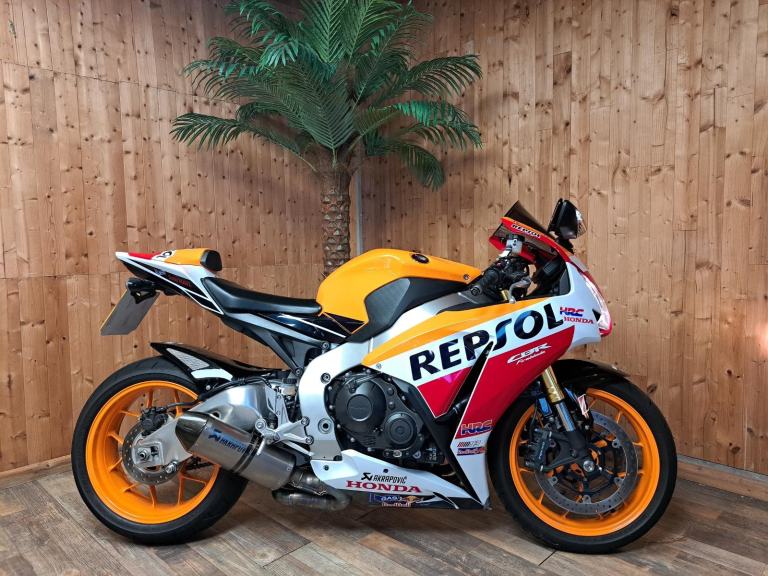 HONDA CBR1000RR-F REPSOL FIREBLADE - 2015 - ONLY 8861 MILES