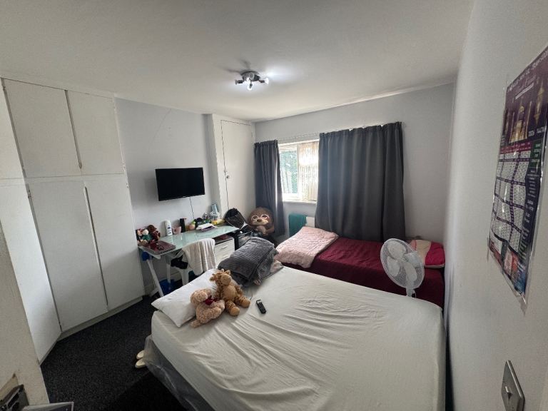A king size bedroom