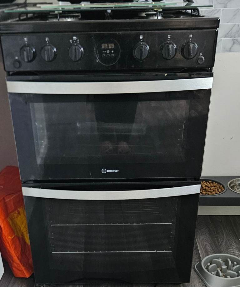 Indesit Gas Cooker with Lid - 60cm