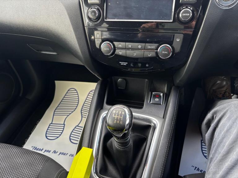 2016 Nissan Qashqai 1.2 DiG-T N-Connecta 5dr HATCHBACK PETROL Manual