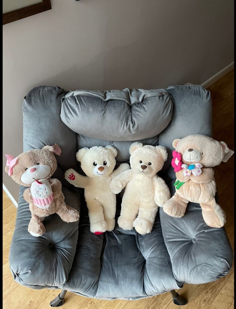 *** 4 BEAUTIFUL BEARS-(2 are Build a bears) ***