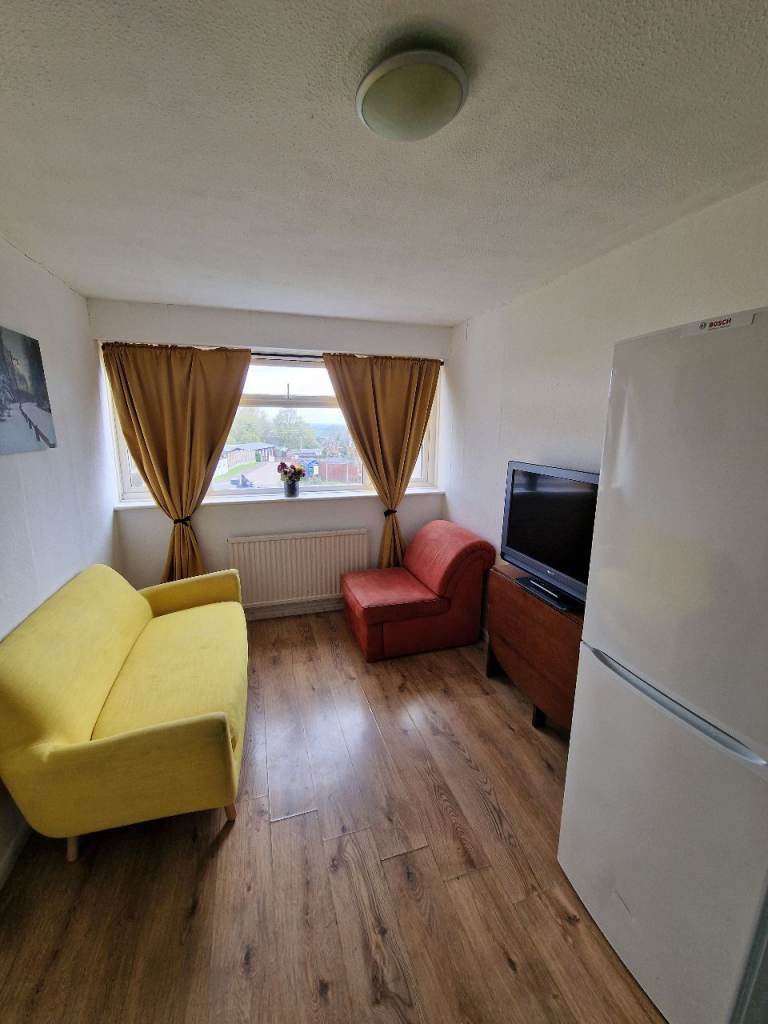 Small 1bed flat in Borehamwood with **NO BILLS
