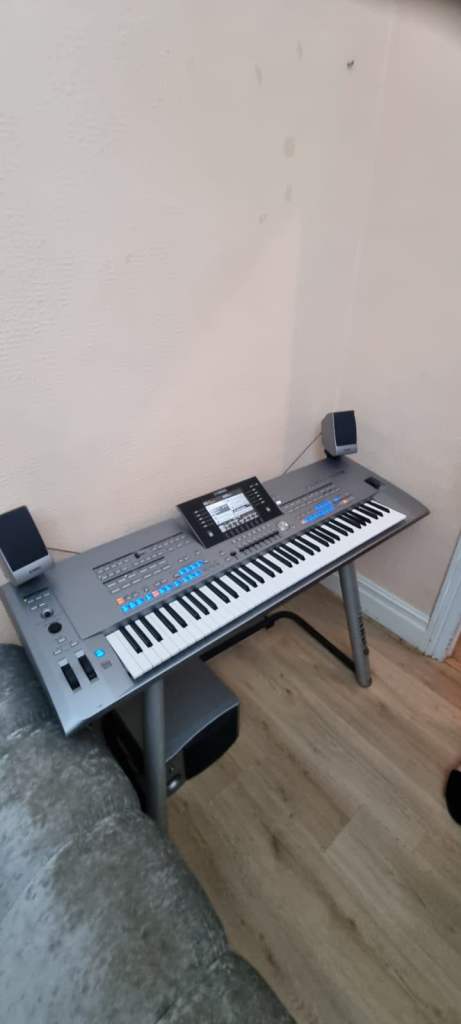 Yamaha Tyros 5 - 76 key Arranger Keyboard