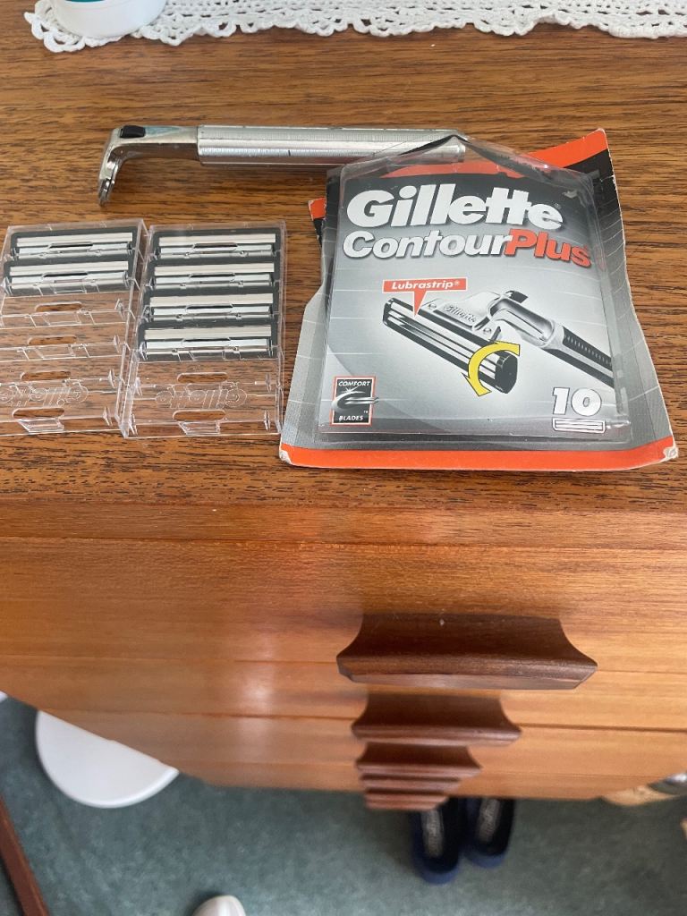 Gillette Contour Plus Razor and blades - NEW